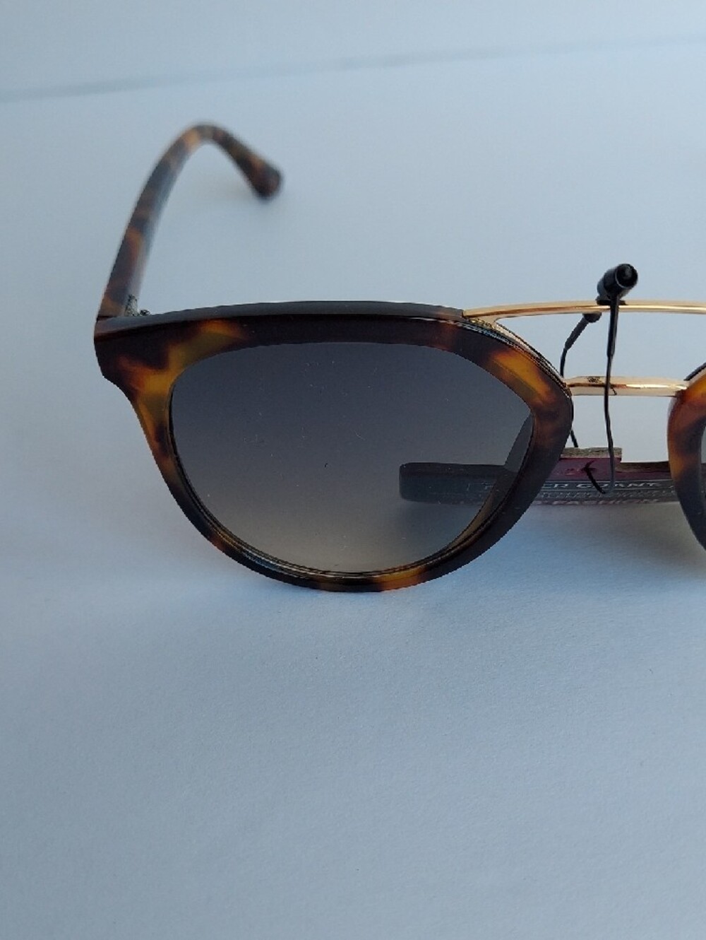 Foster Grant Tortoise Shell Sunglasses with Gold Bridge and Gradient Lenses - Picture 4 of 7
